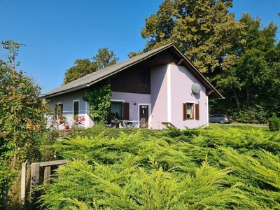 Tolles Satteldachhaus in leicht erhöhter Dorflage am ruhigen Waldesrand