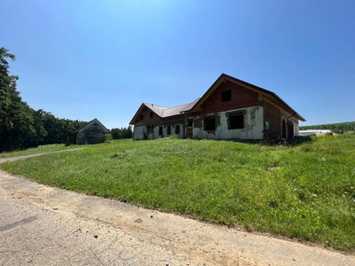 Vierkanthof im Dornröschenschlaf sucht 'Bauprinz' zum Wachküssen!