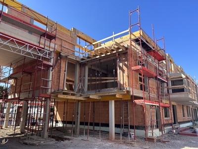 Drei - Zimmer Neubauwohnung mit sonniger Dachterrasse in zentraler Lage.