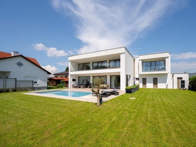 NEUER PREIS! 293 m² WOHNFLÄCHE – EXKLUSIVE LAGE – SOFORT VERFÜGBAR! Luxuriöses Wohnen über zwei Etagen mit traumhaftem Garten und Pool!