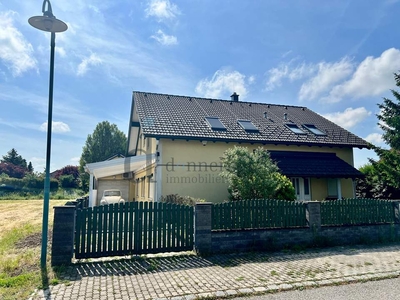 Modernes Einfamilienhaus in ruhiger Lage mit Garten und Pool