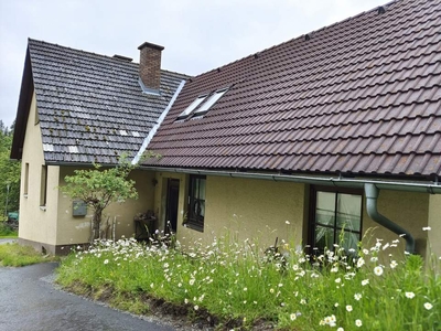 NATUR PUR! Landhaus am erfrischenden Bach mit Wald in herrlicher Aussichtslage