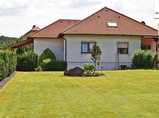 Top gepflegter Bungalow mit riesengroßem, ebenen Garten!