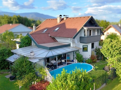 Familienparadies in Villach: Haus mit Pool, Wintergarten und gepflegtem Garten