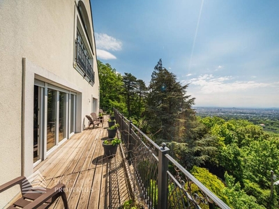 Luxuriöse Parkvilla mit einzigartigem Fernblick