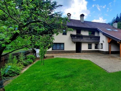 Neuwertige, generalsanierte Eigentumswohnung mit Garten und Carport