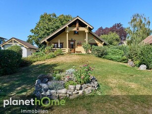 Idylle pur: gepflegtes Holz-Blockhaus mit großem Garten