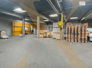 Lagerhalle mit Rolltor und Büro in Linz zu vermieten!