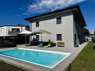 Neuwertiges Mehrgenerationen-Haus mit Pool und PV