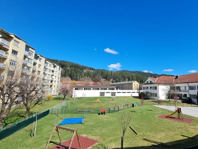 Schöne und neu renovierte 2-Zimmer Maisonette Wohnung mit Loggia und Ausblick auf das Goldeck