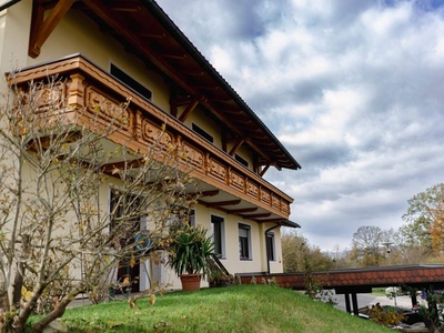 Stillvoller Wohn(t)raum mit großen Garten und Fernsicht