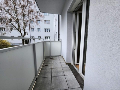 unbefristete, 3-Zimmer-Wohnung mit schöner Loggia