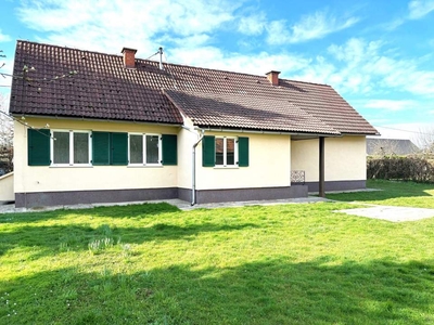 Wohnhaus mit Nebengebäude und großem Garten in Ortslage