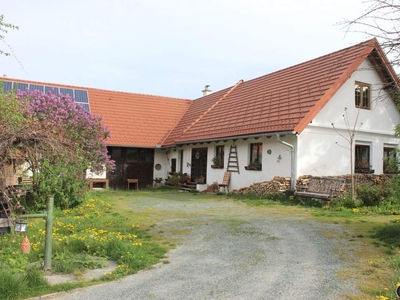 Landhaus mit Nebengebäude und Stallungen in Traumlage