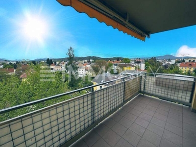 Lichtdurchflutete Familienwohnung mit Tiefgaragenplatz und Loggia