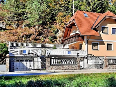 Sehr gepflegtes, geräumiges Einfamilienhaus mit großer Terrasse, Garten und Garage in Pörtschach!