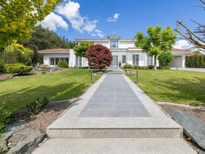 Traumhafte Villa mit Pool und weitläufigem Garten in idyllischer Landschaft