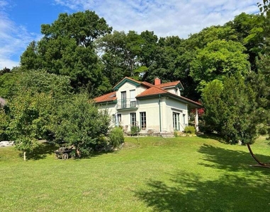 WIEN NÄHE - AUSSERGEWÖHNLICHES GRUNDSTÜCK MIT NEUWERTIGEM HAUS, WEINKELLER, GARTEN UND WALD