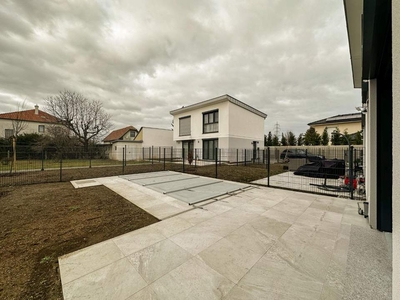 Outdoor-Pool, moderne Architektur mit Augenmerk auf Komfort – Prov.frei f.d. Käufer // Outdoor-Pool, modern architecture with an eye for comfort //