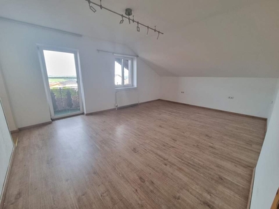 Nette 3 Zi.-Dachgeschoß-Wohnung mit Balkon