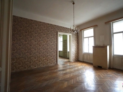 Sanierungsbedürftige Stadtwohnung mit Loggia im Stilaltbau