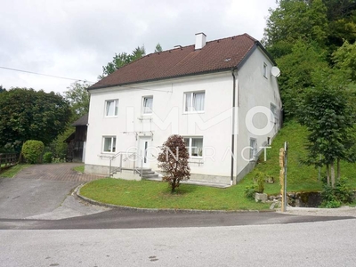 Wohnhaus in ländlicher Lage, ehemals Sacherl mit landwirtschaftlicher Nutzung.