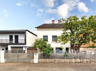 Sanierungsbedürftiges Einfamilienhaus | ca. 390 m² NFL | Ost/West ausgerichtet | Großer Garten & Garage