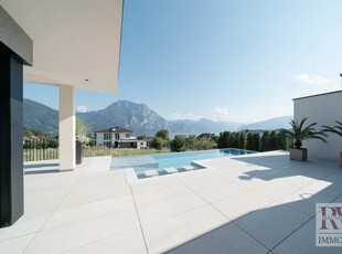 Top moderne, große Villa (BJ2024), mit eigenem Pool, XXL-Terrassen und herrlichem See und Bergblick!