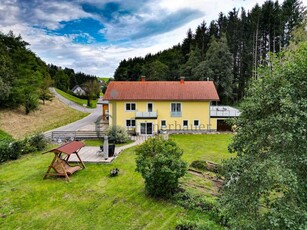 Zweifamilienhaus mit großem Grundstück, Garten und Wald – Ein wahres Paradies für Naturliebhaber!