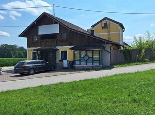 Seltene Gelegenheit: Große Halle mit Wohnung, Garten und Schwimmteich