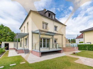 Großzügiges Einfamilienhaus mit großem Garten und Terrassen 