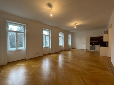 KLASSISCHE ALTBAUWOHNUNG MIT GRÜNBLICK